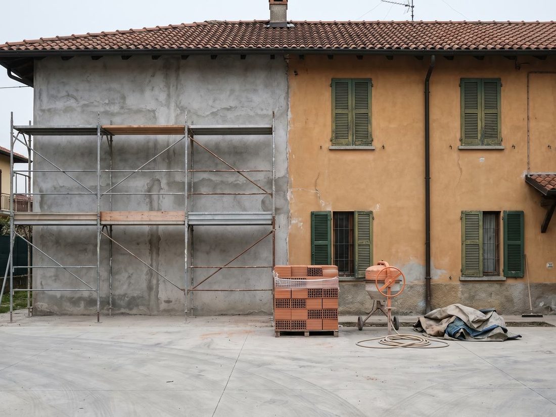 Cascina con ponteggio